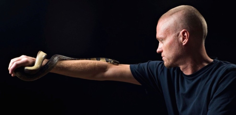 Tom Friede foi picado mais de 200 vezes por cobras de várias espécies — Foto: AP