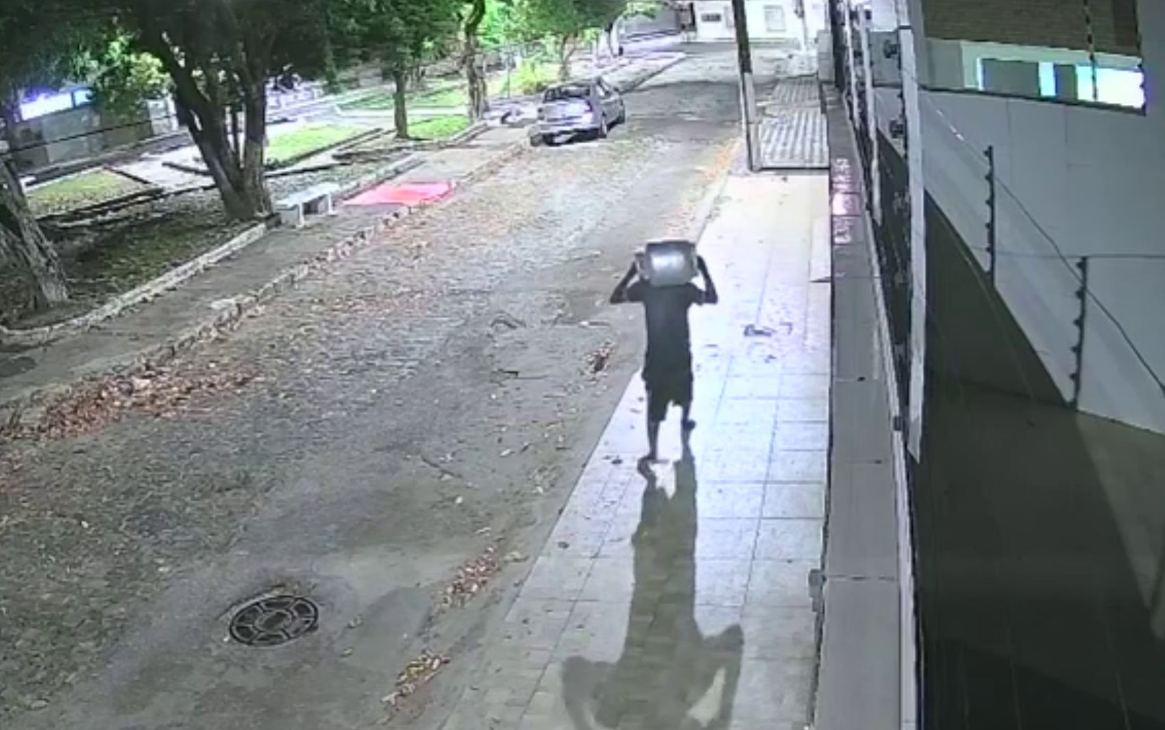 VÍDEO: suspeito invade casa e furta botijão de gás, TV de 43 polegadas, 10 perfumes e outros itens em Aracaju