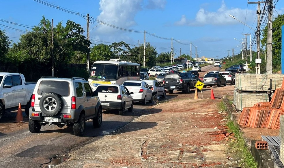 Congestionamento causado por desvio na avenida Olavo Montenegro, em Parnamirim, na Grande Natal — Foto: Vinícius Marinho/Inter TV Cabugi