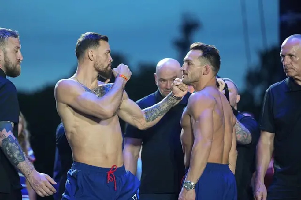 Os lutadores peso-leve do UFC Mauricio Ruffy e Michael Chandler se encaram durante a pesagem &mdash; Foto: Getty Images