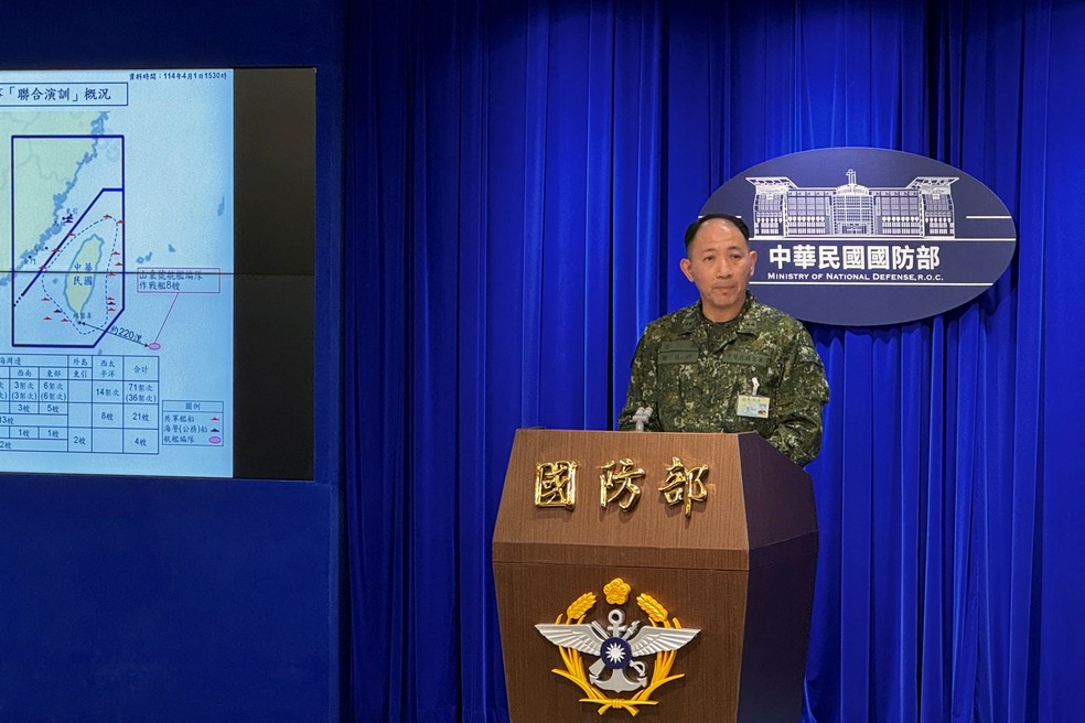 Autoridade do Ministério da Defesa de Taiwan falando sobre exercícios militares da China no território — Foto: REUTERS/Walid Berrazeg