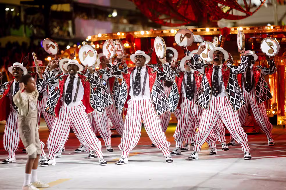 Viradouro exalta Mestre Ciça, o comandante da bateria, no enredo “Pra cima, Ciça!”. — Foto: REUTERS/Ricardo Moraes