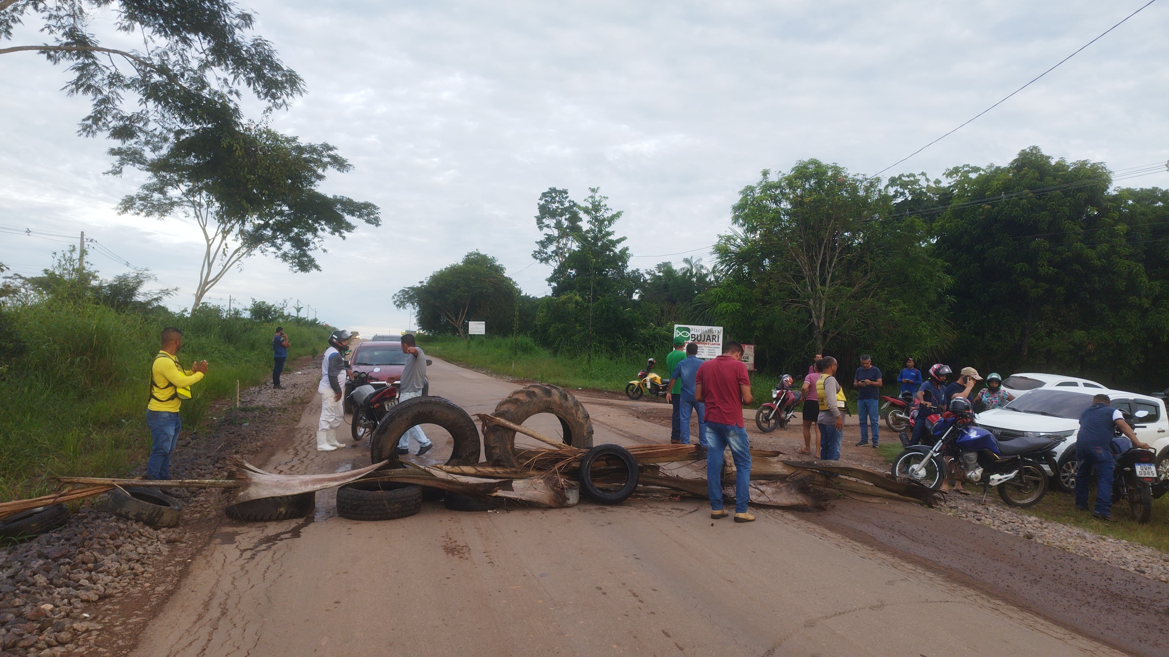 Motoristas de aplicativo fecham rodovia no AC para pedir melhoria; DNIT negocia e libera passagem