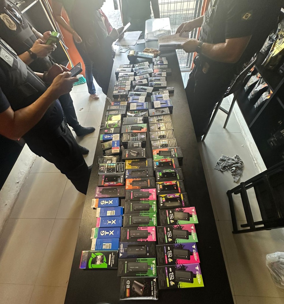 Investigações apontaram uma rede de importação, transporte e distribuição dos cigarros, que tem a comercialização proibida no Brasil. — Foto: Reprodução