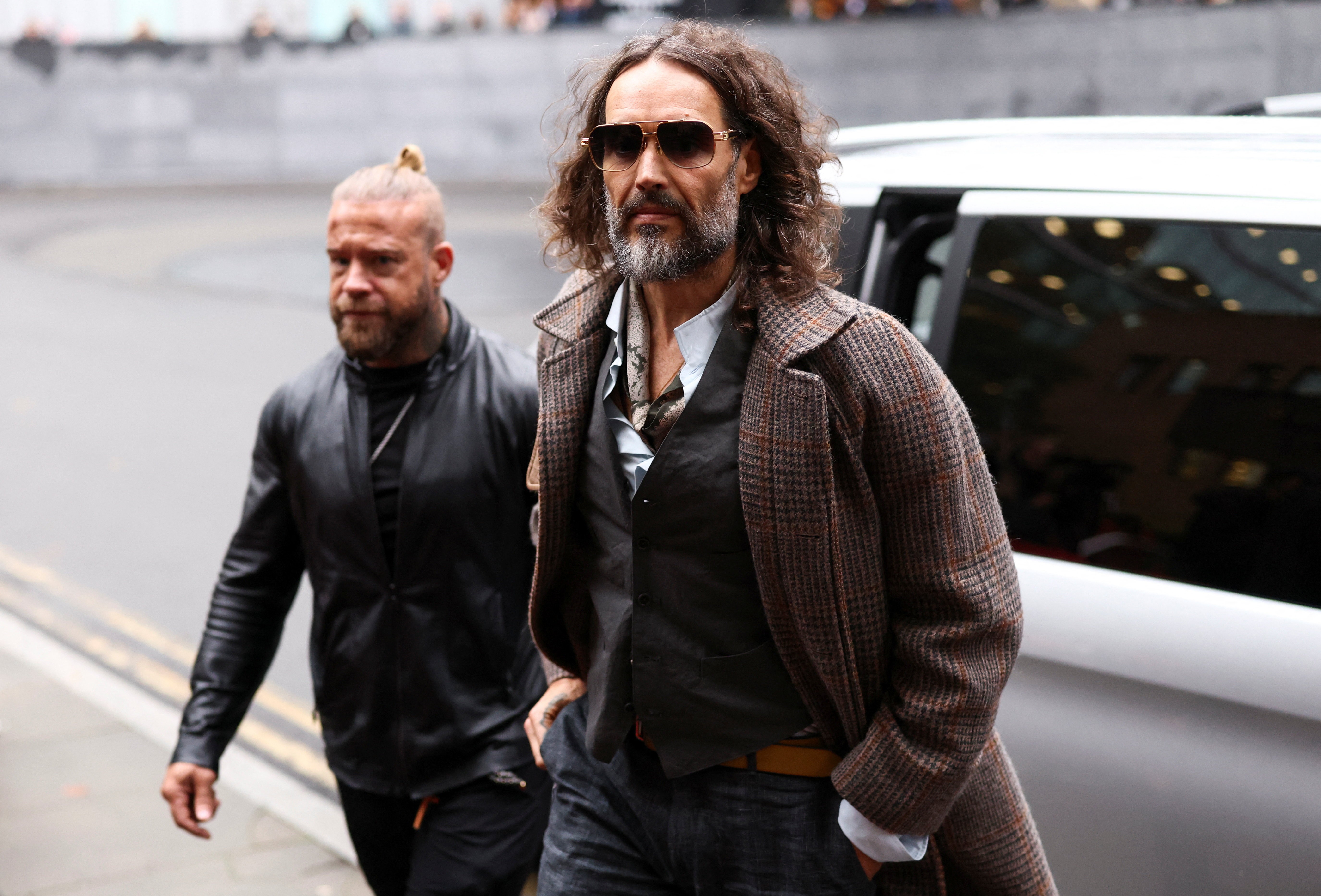 Em depoimento, mulher que acusa Russell Brand de estupro diz que o ator a tratou 'como um animal'