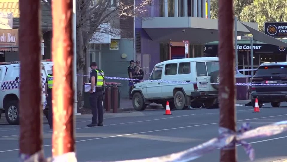pPolícia isola cena do crime após ataque com veículo contra a parlamentar australiana Helen Haines — Foto: AUSTRALIAN BROADCASTING CORPORATION / SOCIAL MEDIA VIA REUTERS