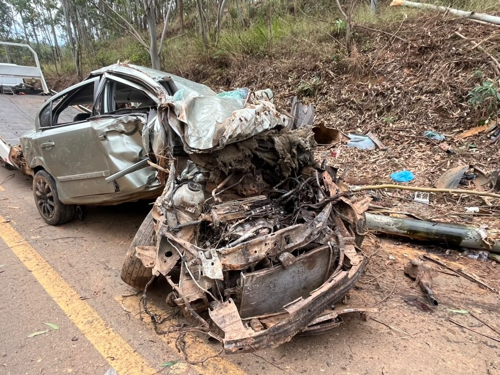 Motorista gravemente ferido foi socorrido pelo helic&oacute;ptero Arcanjo do Corpo de Bombeiros para hospital em Uberaba &mdash; Foto: Pol&iacute;cia Militar Rodovi&aacute;ria/Reprodu&ccedil;&atilde;o