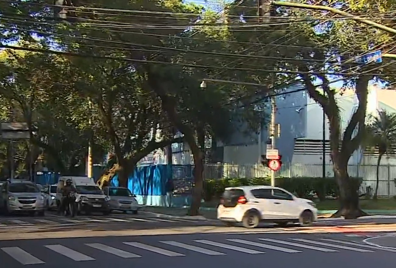 Adolescente fica ferido após briga em porta de escola em São José