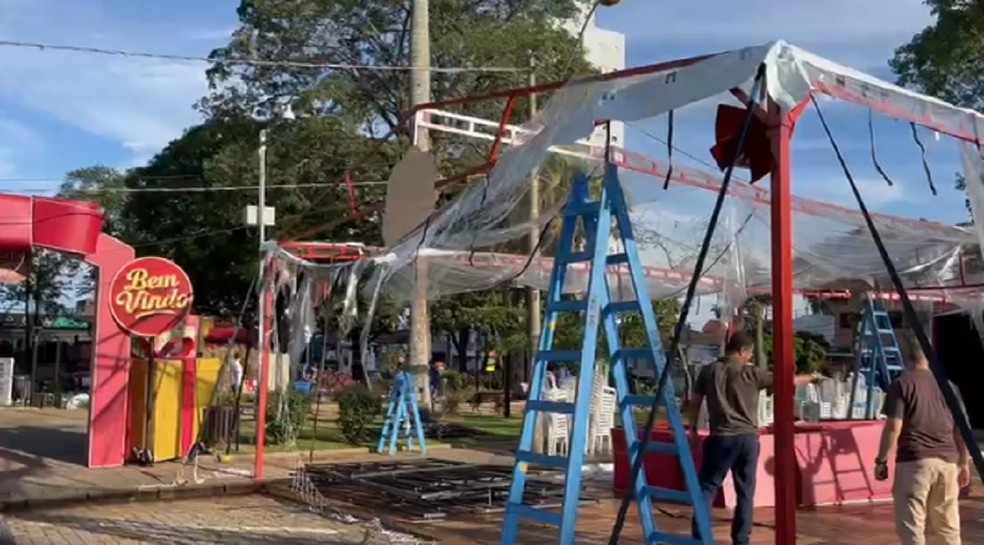 Chuva intensa danificou estrutura do evento natalino em Botucatu — Foto: Adriano Baracho/TV TEM