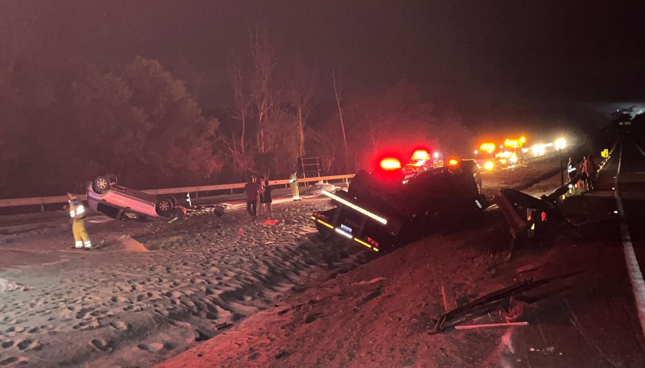 Caminhoneiro morre em tombamento na BR-262 e carga de arroz provoca capotamento de carro