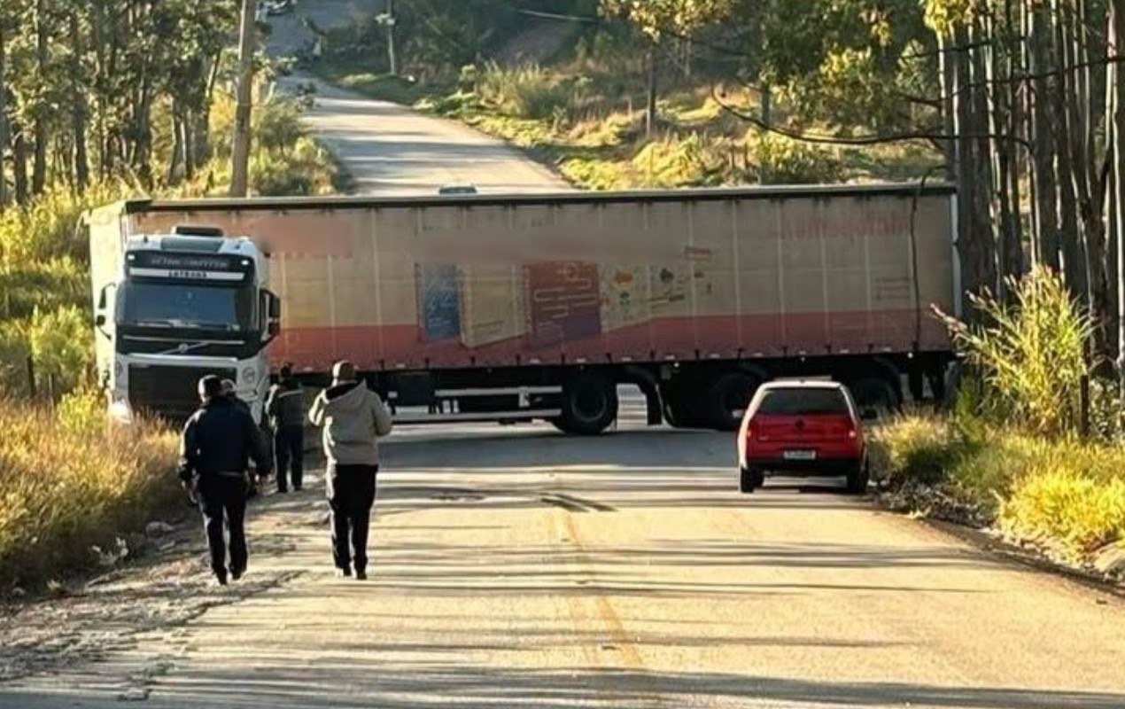 Carreta abandonada após tentativa de roubo interdita trecho da Rodovia Mário Covas em Mairinque