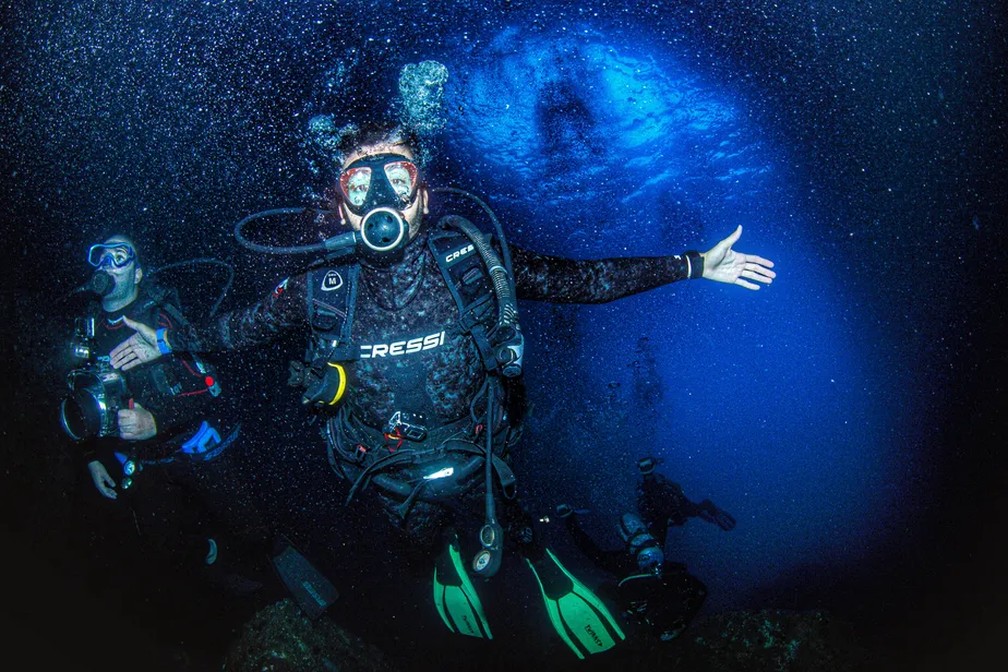 Mergulho na Gruta Azul, em Arraial do Cabo, explorado por Gustavo Garcia no antigo programa 'Vai Encarar' — Foto: Rodrigo Bragança
