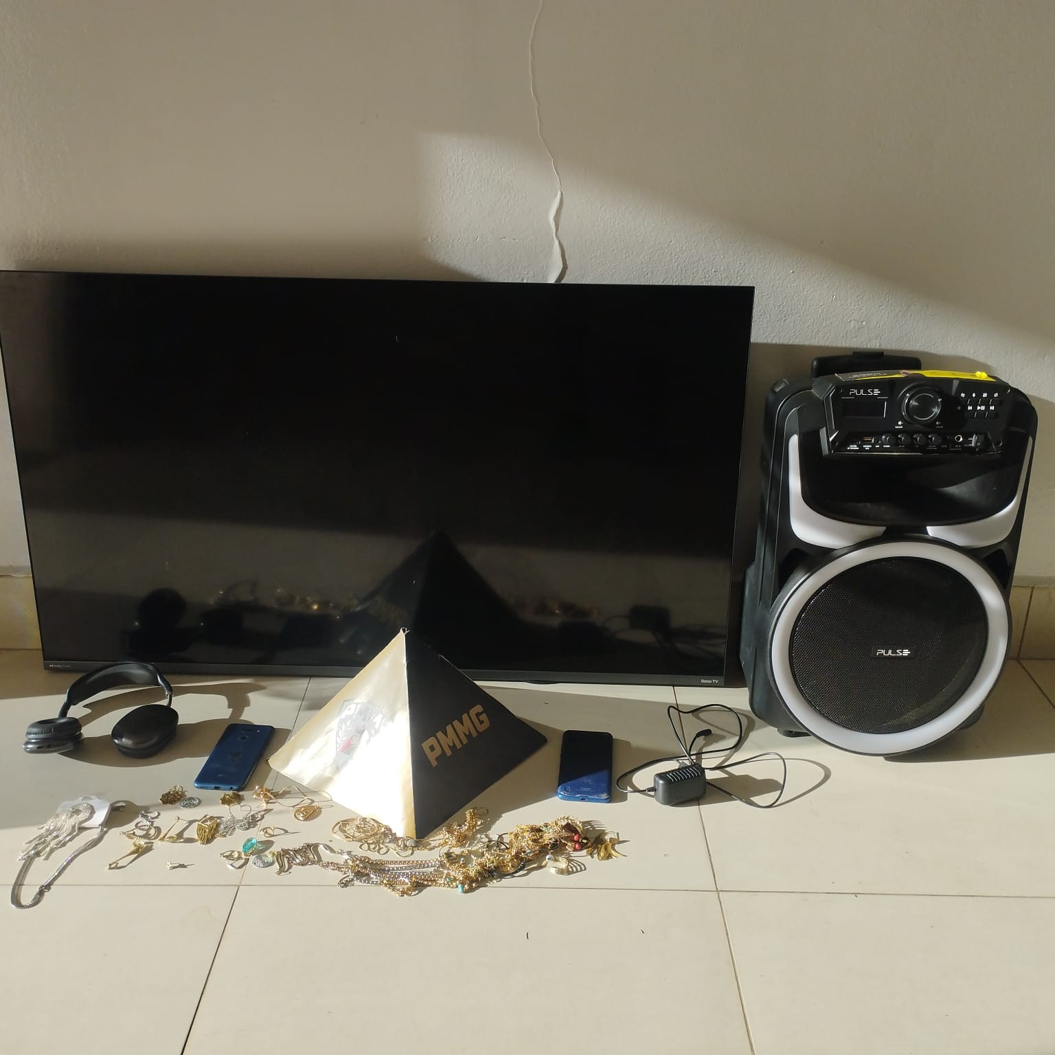 Furto em casa é descoberto após carro ser encontrado abandonado às margens da MG-402