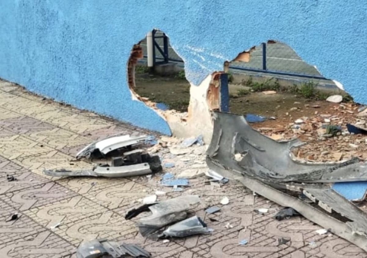 Adolescente bate carro contra muro de escola em Volta Redonda