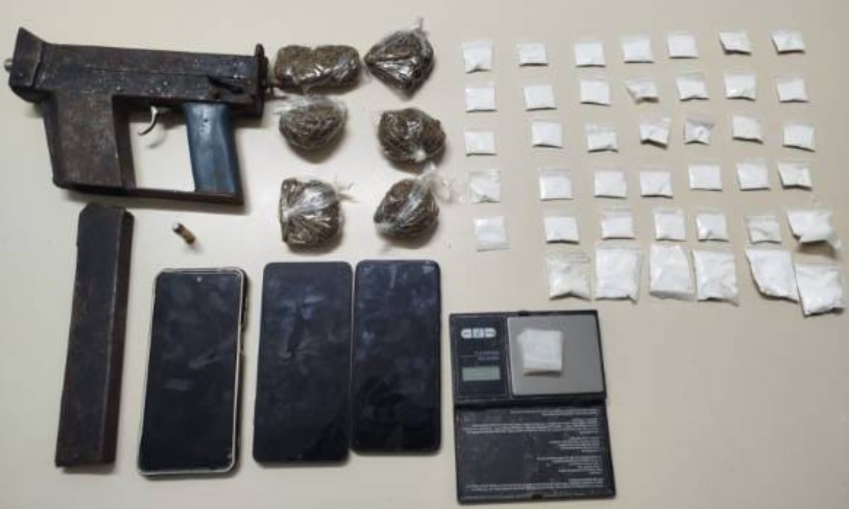 Dois homens são presos em flagrante com submetralhadora e drogas no interior da Bahia