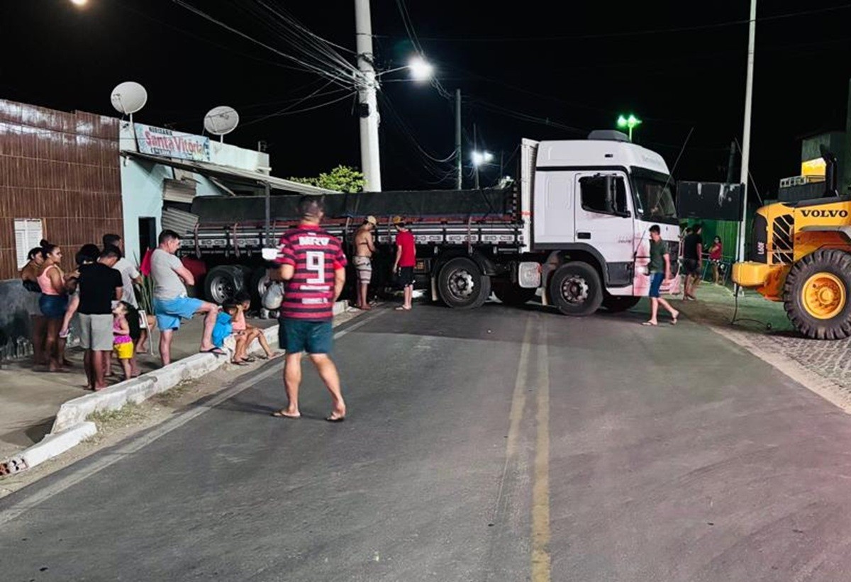 Caminhão desgovernado atinge casa e comércio no interior do RN