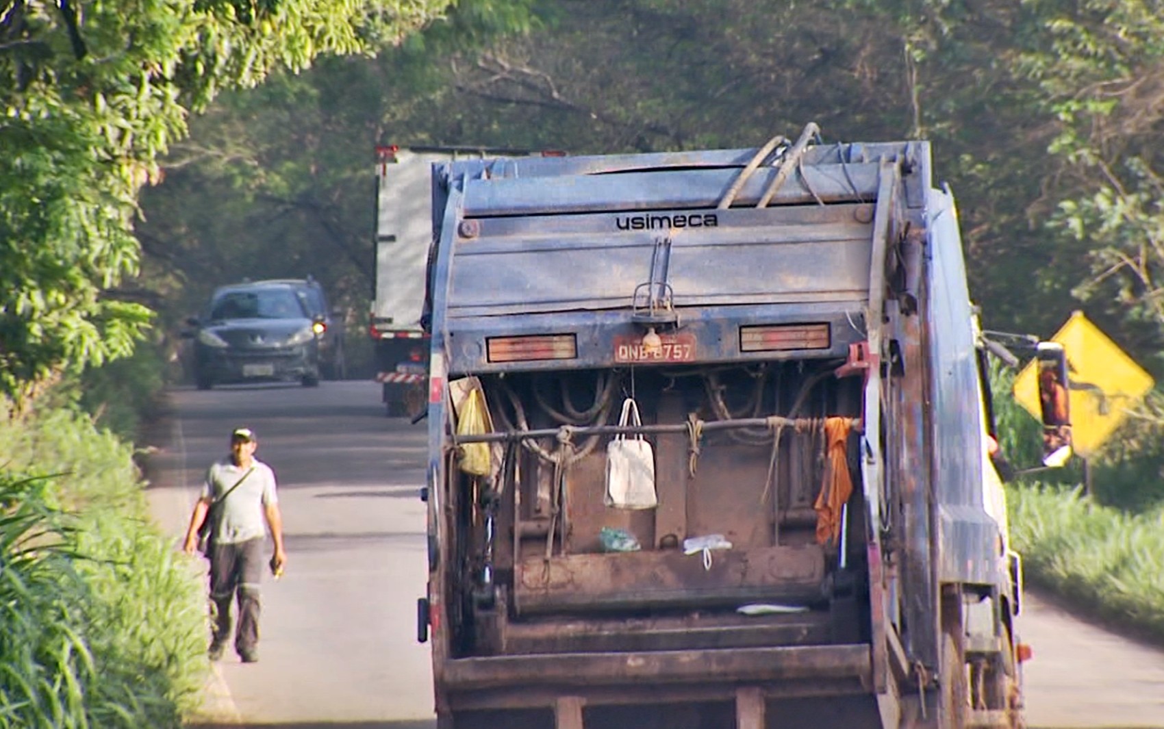 Motoristas reclamam de falta de acostamento e inúmeros buracos na MGC-167, em Três Corações, MG