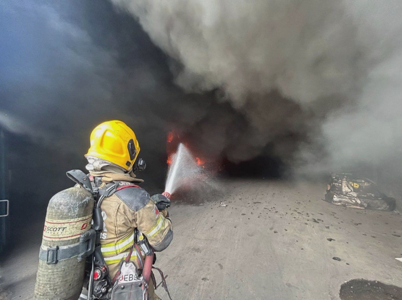 Incêndio atinge galpões em Betim