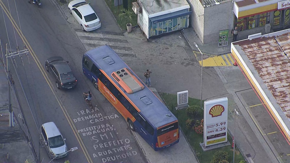 Ônibus frescão seguia para o Centro do Rio — Foto: Reprodução/TV Globo