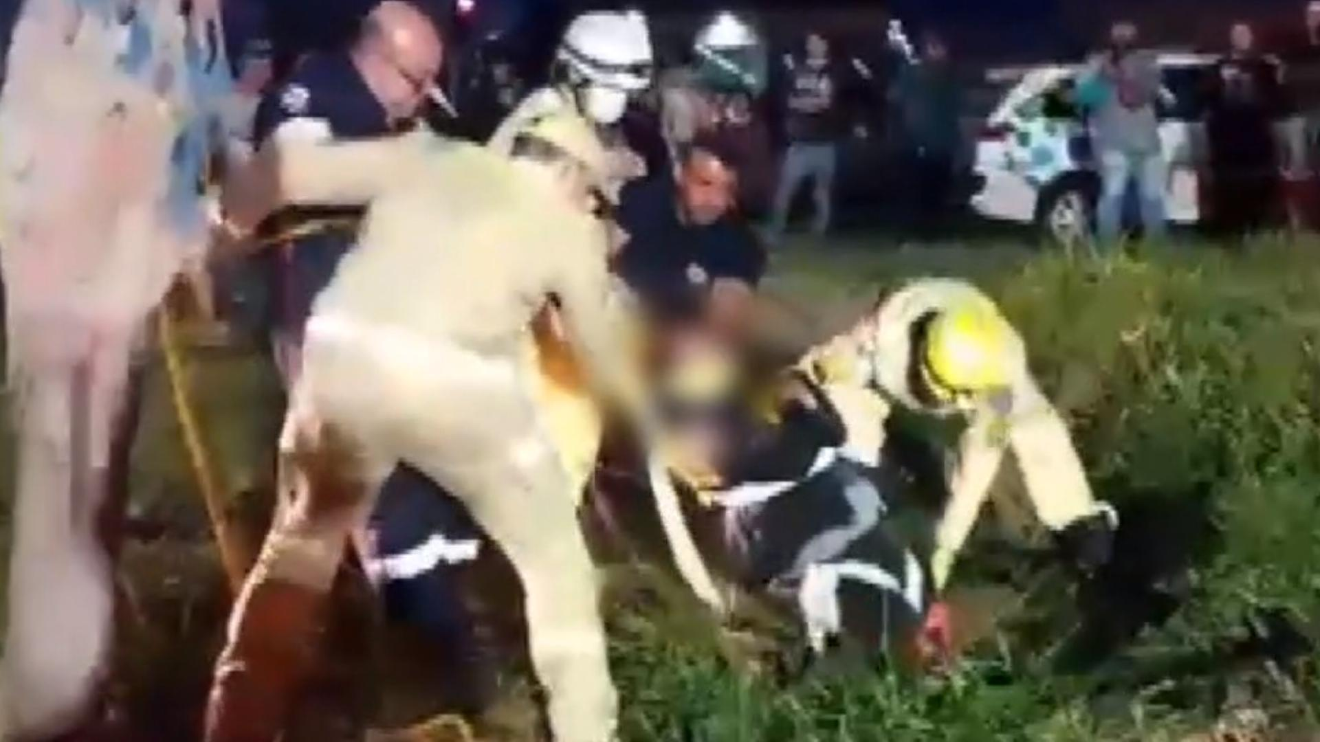 Mulher cai em bueiro com cerca de 4 metros de profundidade após perder freio da moto e tentar desviar para canteiro central, no Paraná