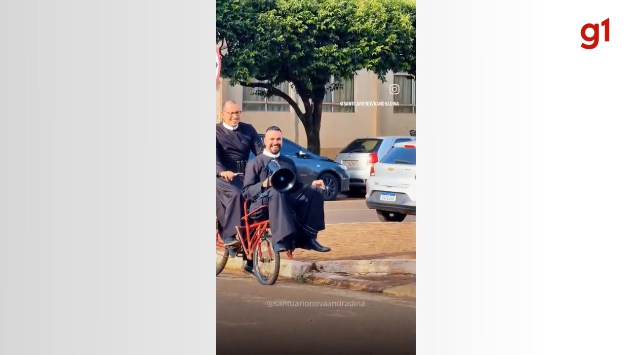 VÍDEO: Padres divulgam quermesse andando de bicicleta e viralizam nas redes sociais