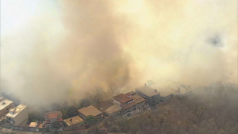 Fumaça alta em incêndio em vegetação no bairro Jardim Vitória, em BH — Foto: TV Globo/ Reprodução