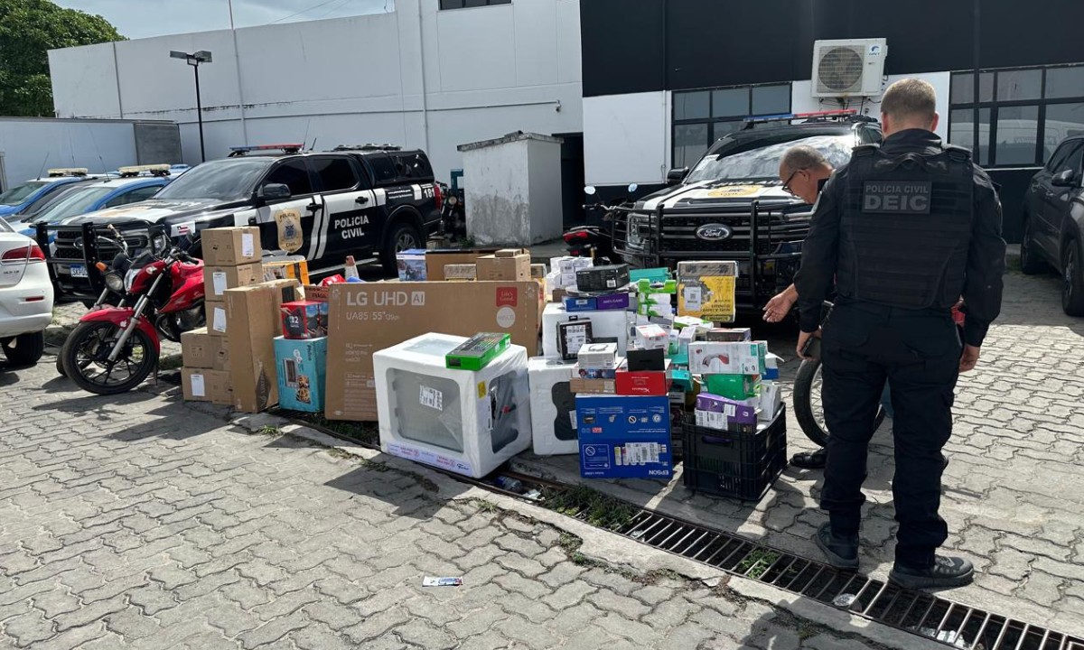 Motorista é preso suspeito de desviar cargas de e-commerce na Bahia; polícia apreende mercadorias e arma