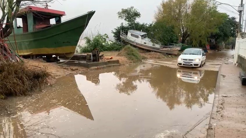 Rio transborda, alaga ruas e moradores saem de casa em Porto Alegre