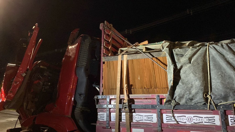 Motorista do caminhão ficou preso às ferragens após colisão com carreta, mas conseguiu ser libertado após atuação dos Bombeiros — Foto: Geraldo Jerônimo/TV Paraíba