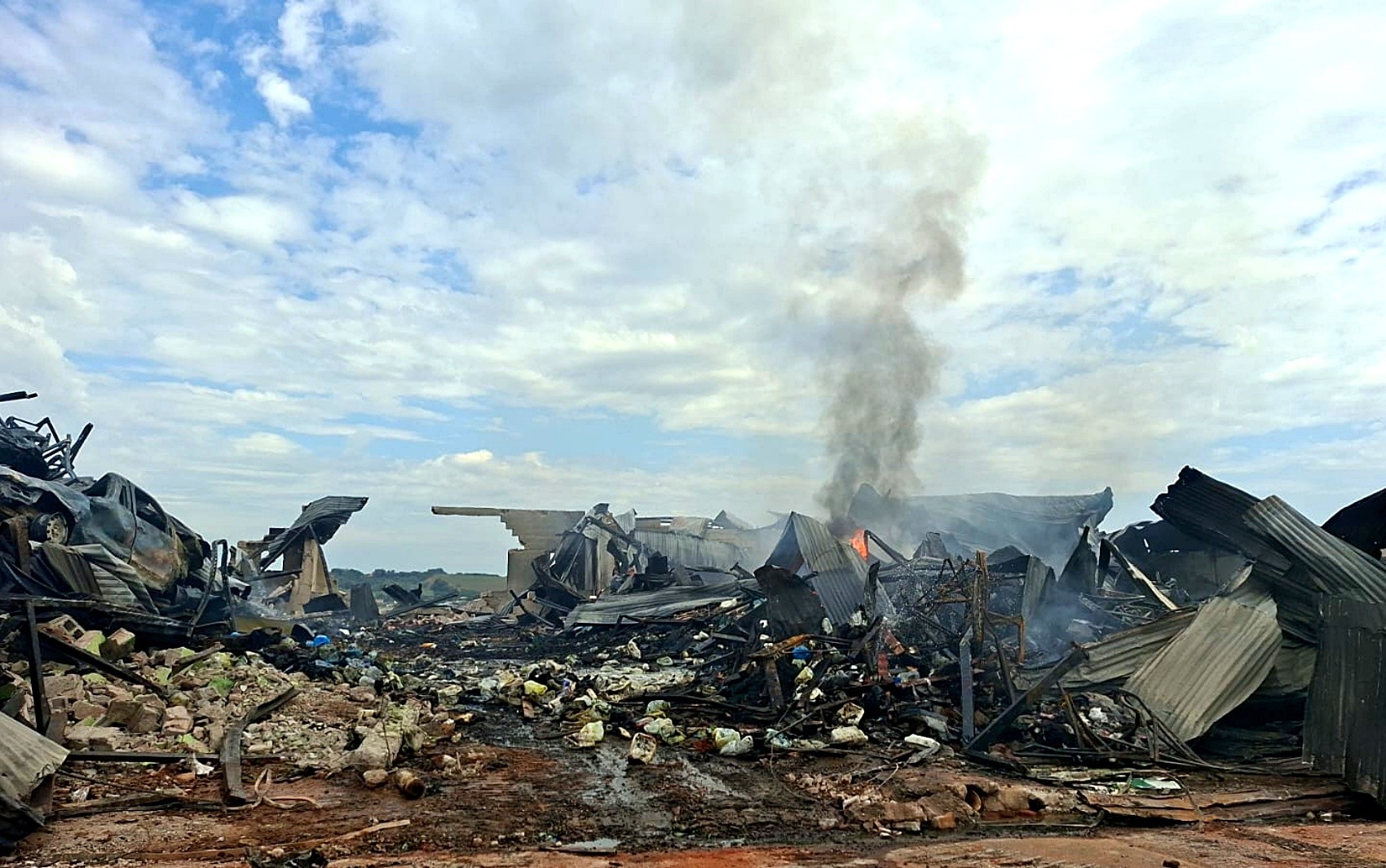 Incêndio atinge galpão comercial e moradores são evacuados em Três Corações, MG