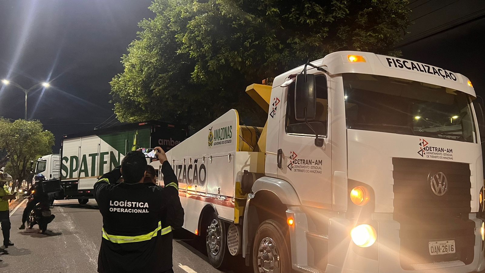 Caminhão quebra, causa bloqueio e acidente na contramão na Zona Centro-Oeste de Manaus
