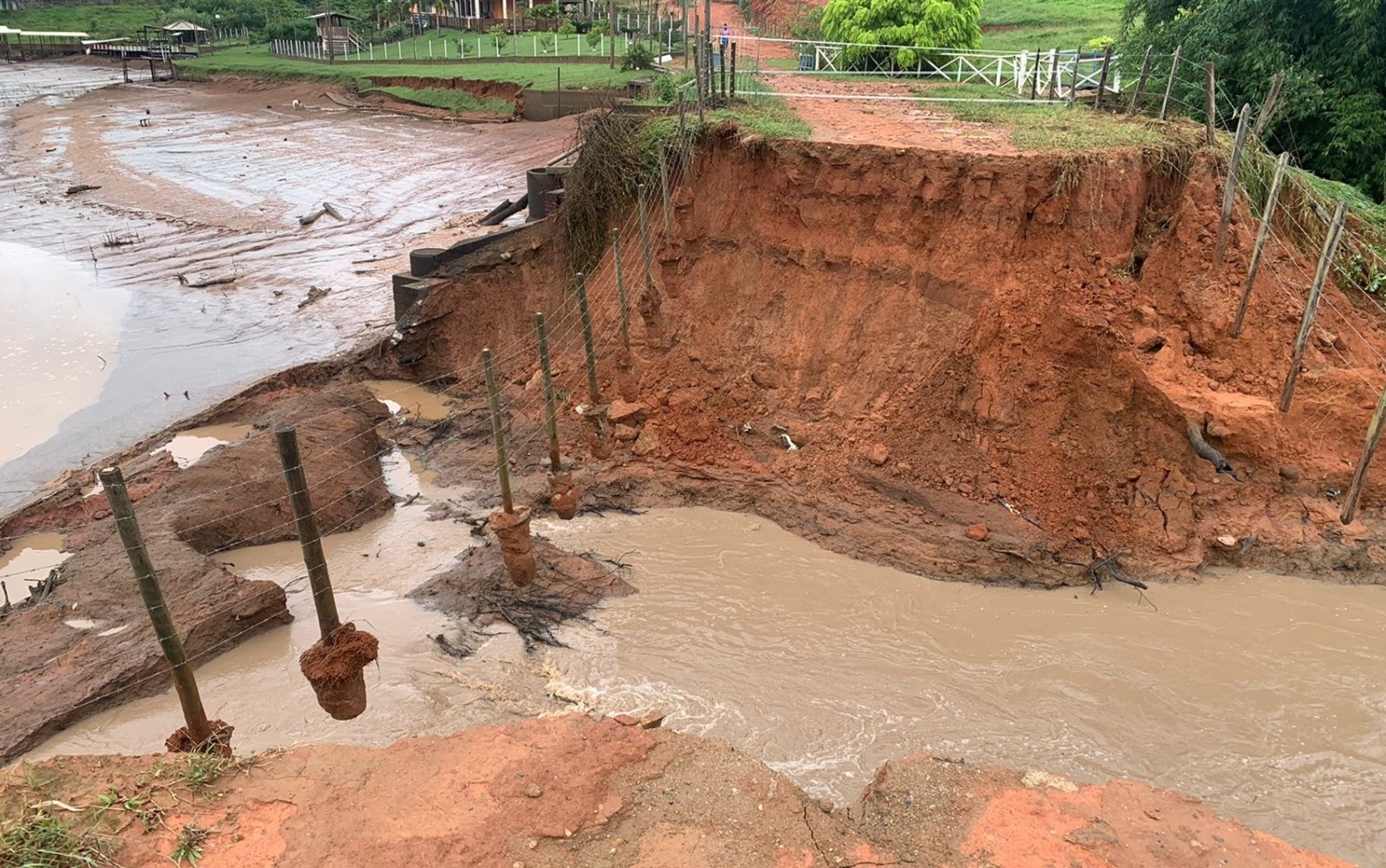 Represa rompe e leva trecho de estrada na zona rural de Cachoeira de Minas, MG