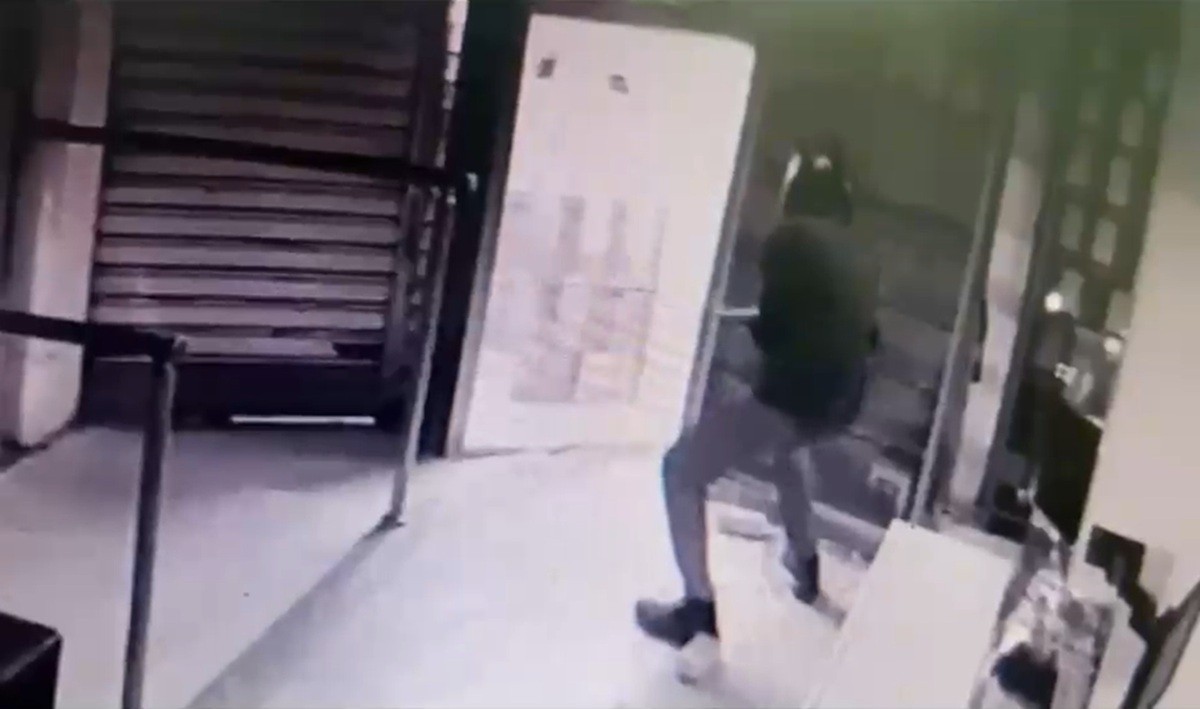 Furto em loja no Centro de Campos dura menos de dois minutos e preocupa comerciantes; vídeo 