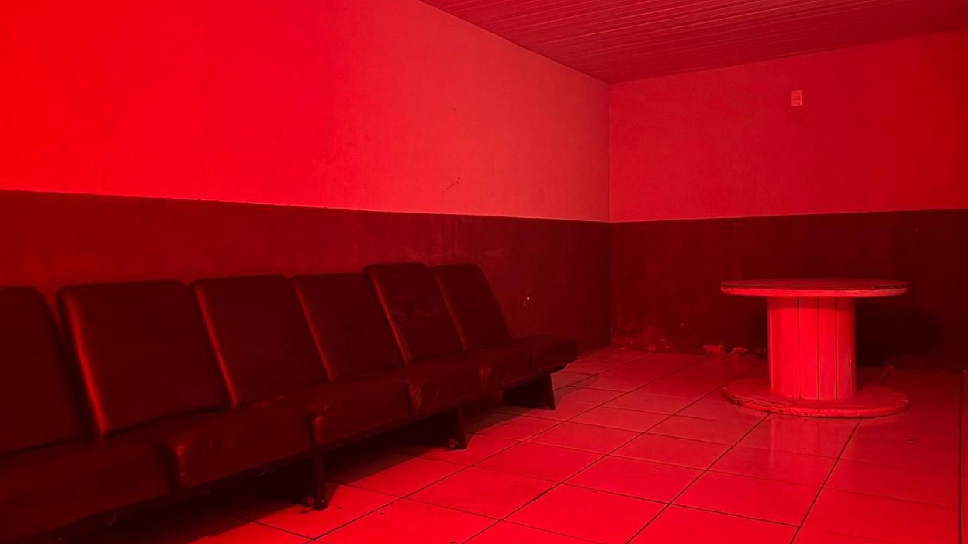 Com cabines privativas e bar, cinema adulto atrai de gays a héteros casados, diz proprietária