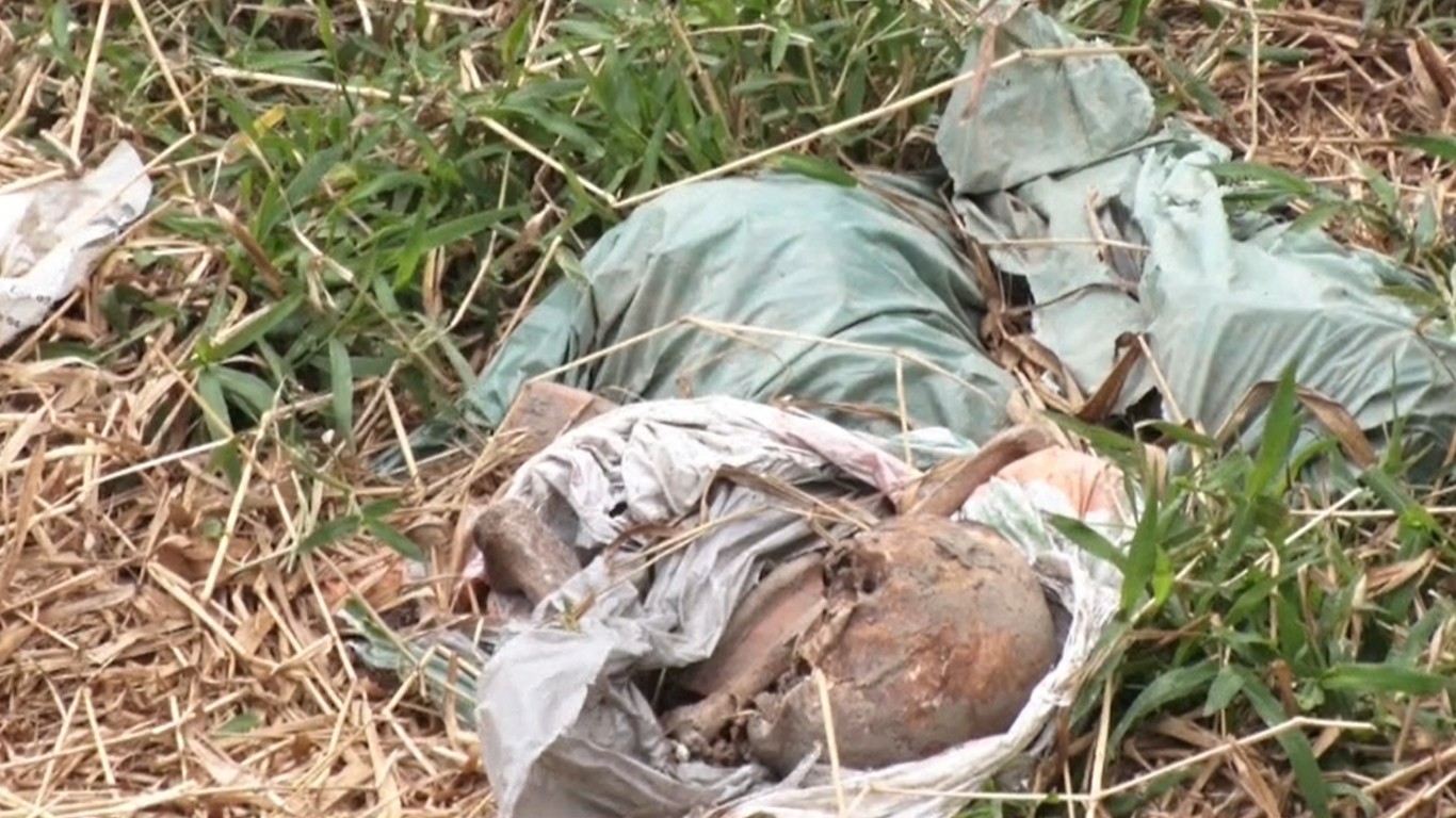 Ossadas são encontradas em sacos plásticos às margens do Rio Ipojuca, em Caruaru