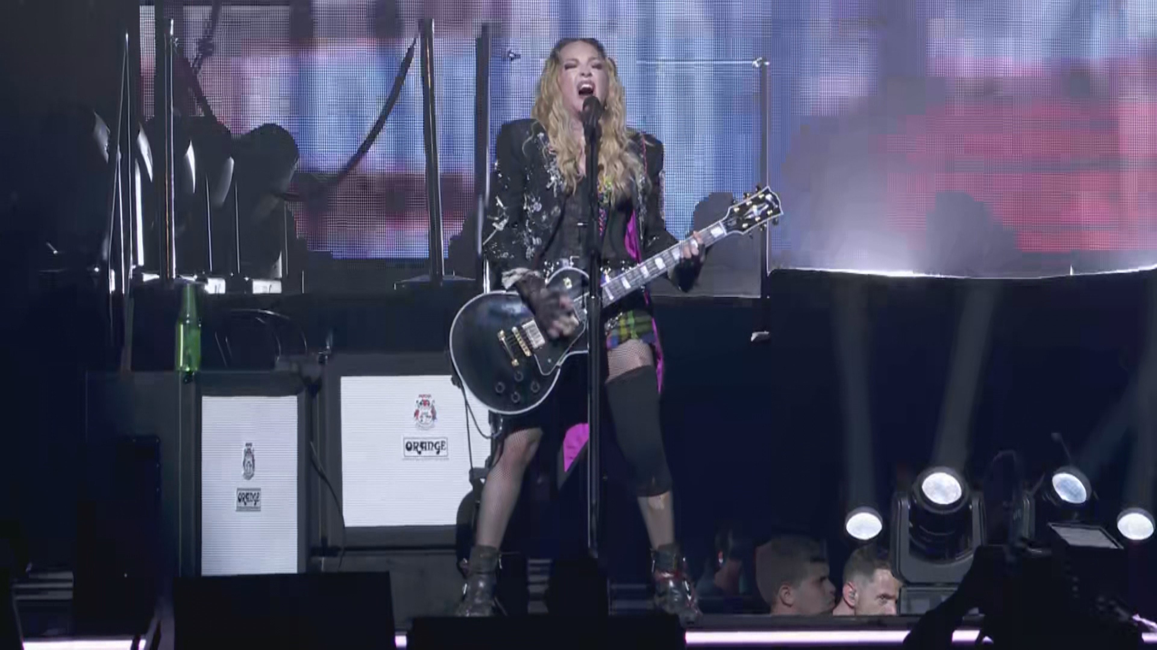 O que Madonna tem na perna? Cantora usou joelheira no show de Copacabana