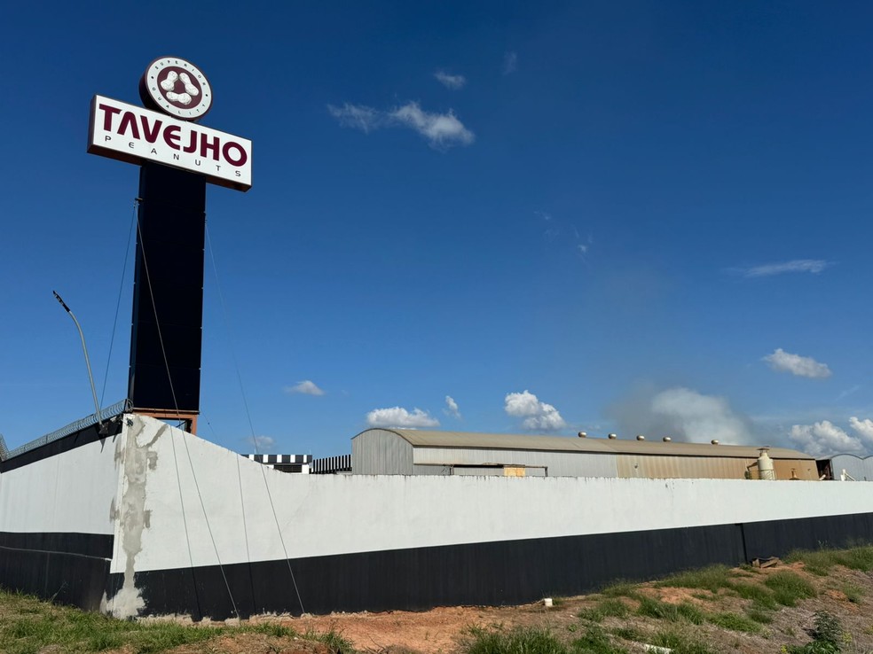 Explosão atingiu a fábrica de cereais em Pompéia — Foto: Adriano Baracho/ TV TEM