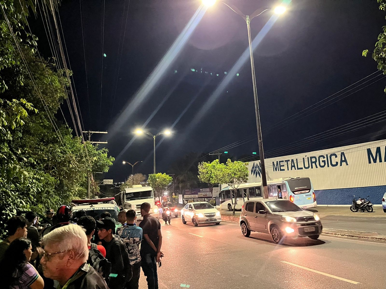 Homens armados assaltam ônibus e ferem quatro passageiros em Manaus