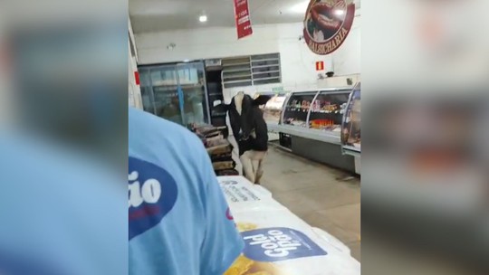VÍDEO: Boi invade supermercado e causa tumulto em MG: 'Correu atrás do açougueiro'