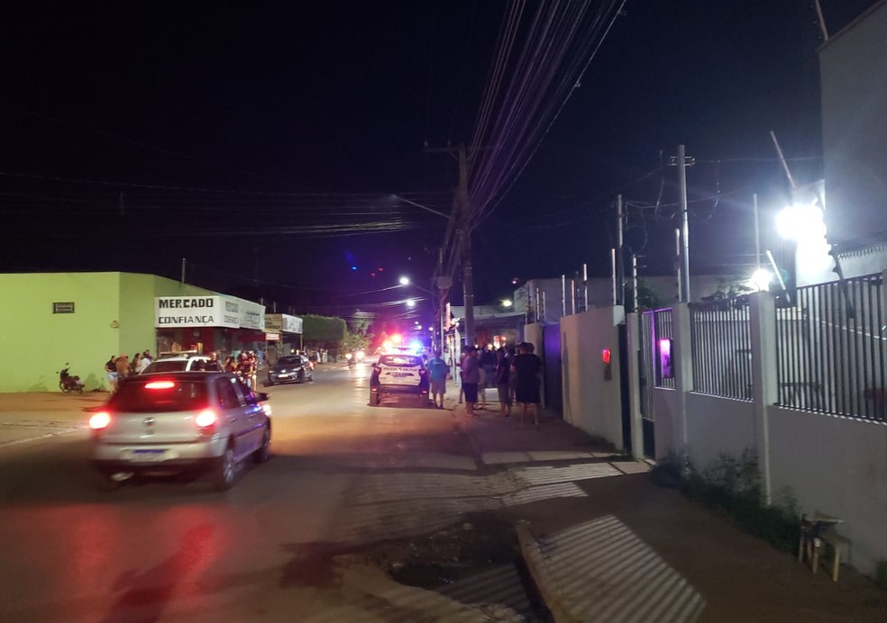 Dois suspeitos armados chegaram em uma motocicleta e invadiram o local — Foto: Reprodução