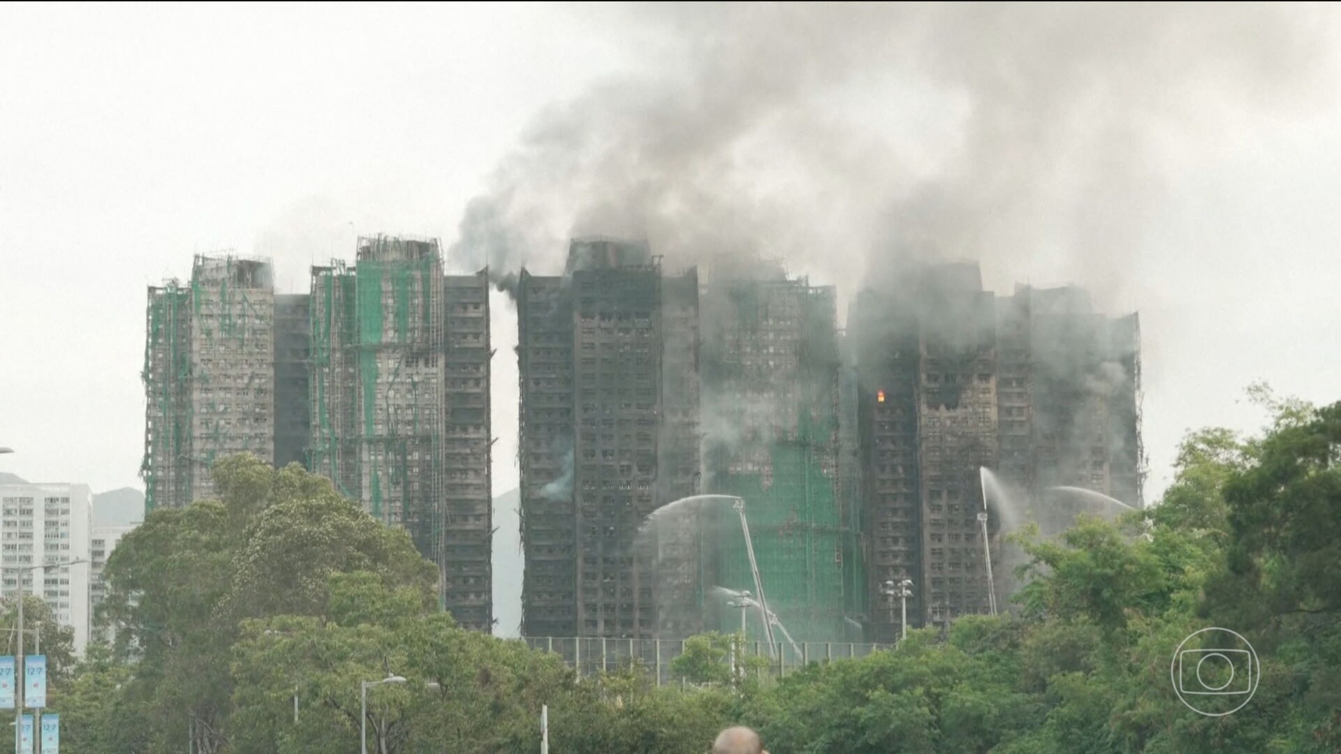 Governo de Hong Kong anuncia auxílio de R$ 7 mil para sobreviventes de incêndio em arranha-céus; ainda há quase 300 desaparecidos