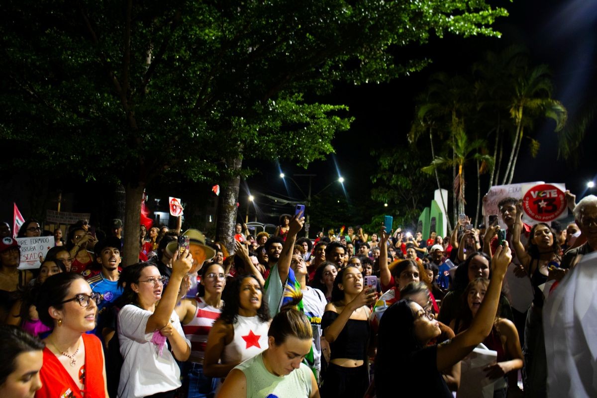Estudantes e servidores fazem manifestação pró-Lula em Divinópolis