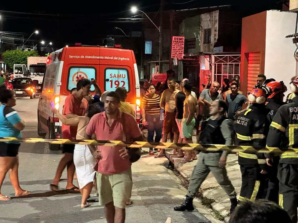 Samu e PM na rua em que jovem de 20 anos morreu eletrocutado no São Jorge, em Maceió — Foto: Josivan Oliveira/Arquivo pessoal