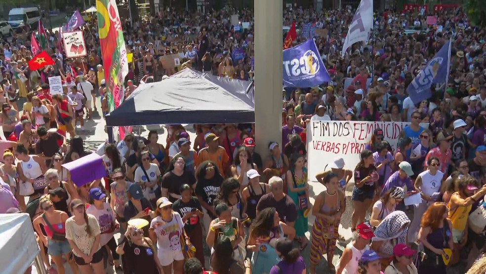 Protesto contra feminicídio reúne manifestantes em Copacabana — Foto: Reprodução/TV Globo