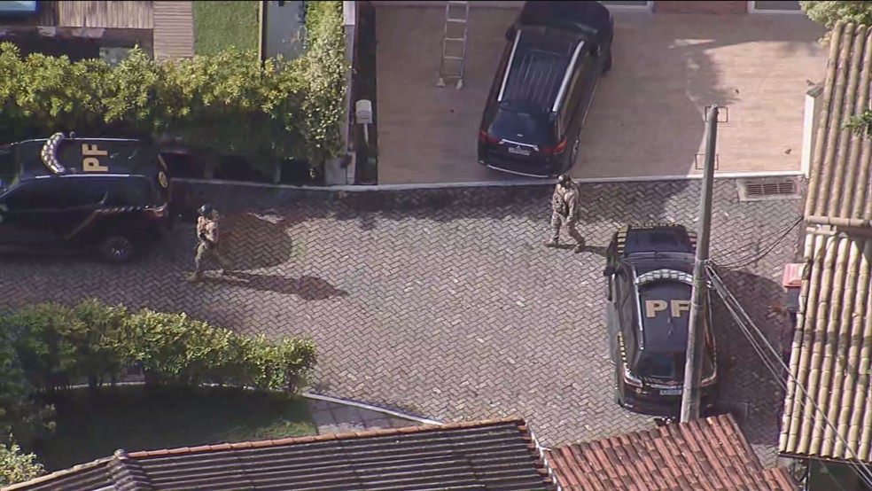 Agente da Pol&iacute;cia Federal fazem buscas na casa de Carlos Bolsonaro, no Rio de Janeiro. &mdash; Foto: GloboNews/ Reprodu&ccedil;&atilde;o