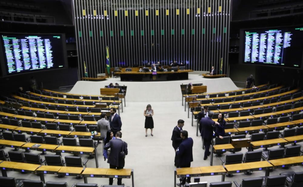 Câmara aprova urgência para projeto que combate grandes devedores de impostos: como votaram partidos e deputados