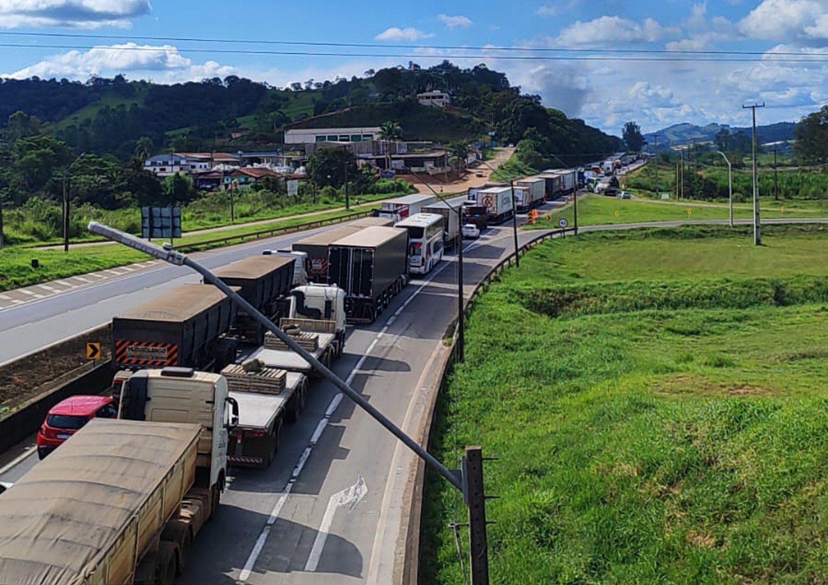 Carreta pega fogo e interdita Rodovia Fernão Dias em Cambuí