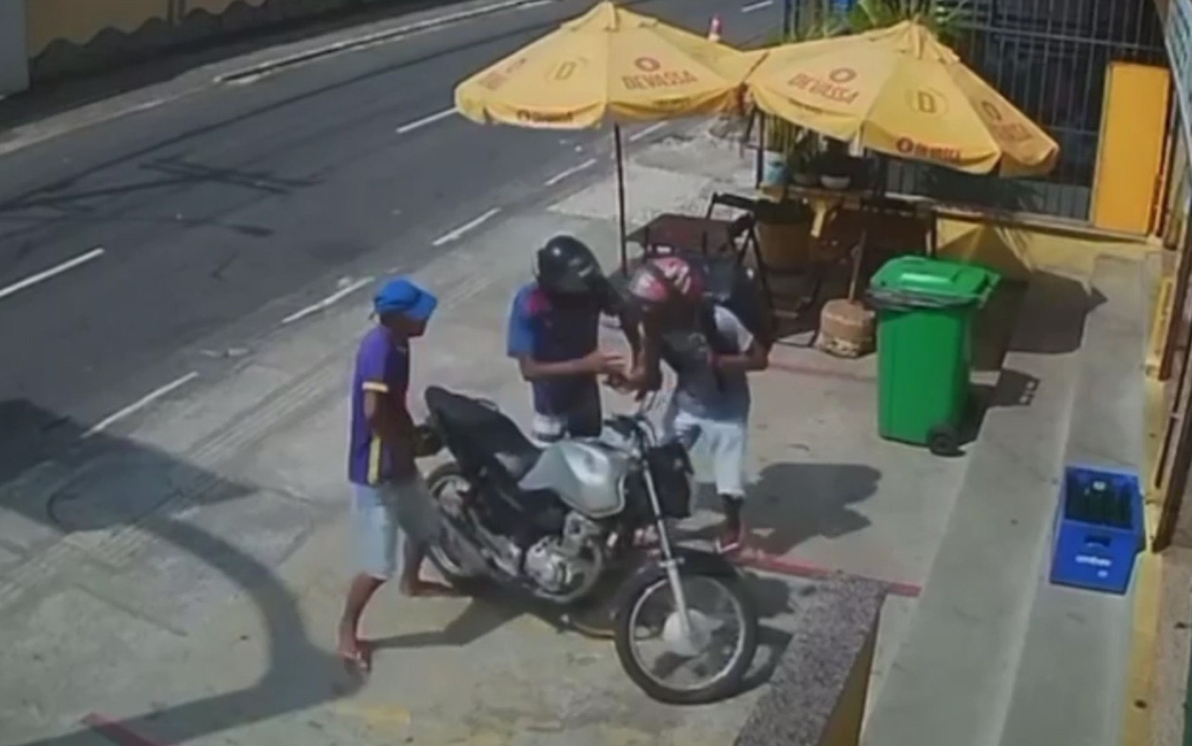 Câmera mostra momento que motoboy troca socos com dois homens armados durante tentativa de assalto em Salvador 