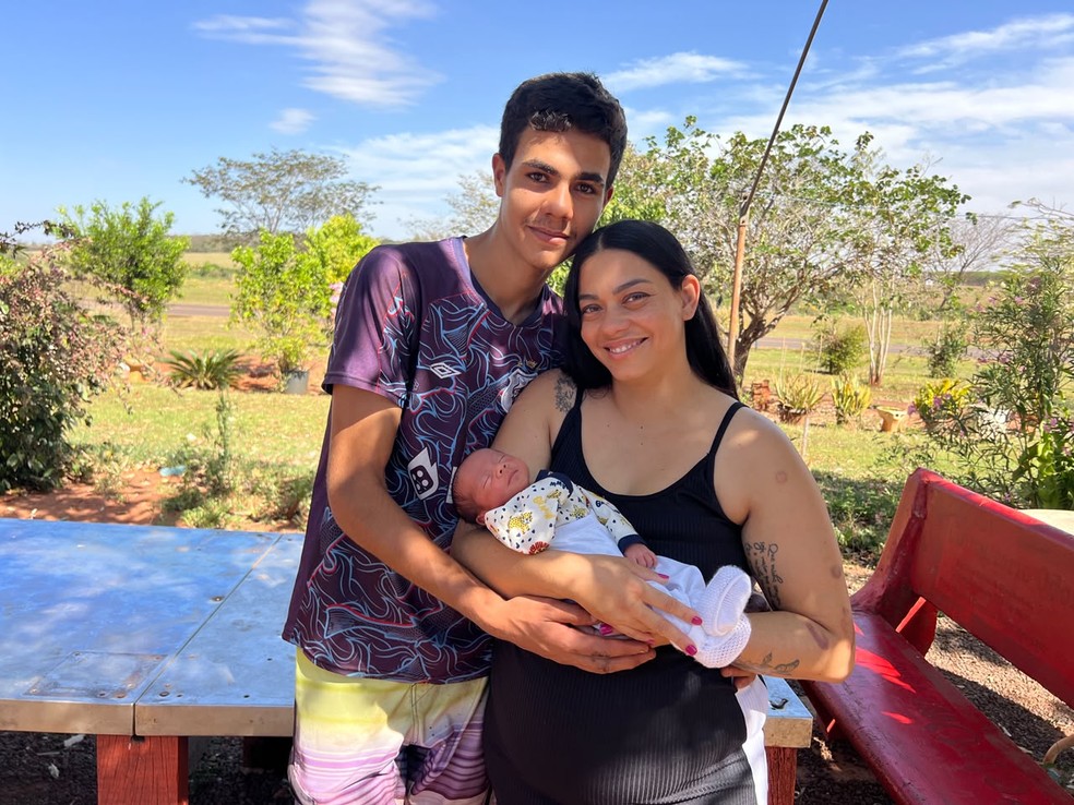 Vanderleia Leise Souza da Silva, o filho e o esposo em Indiaporã (SP) — Foto: TV TEM / Eduardo Monteiro