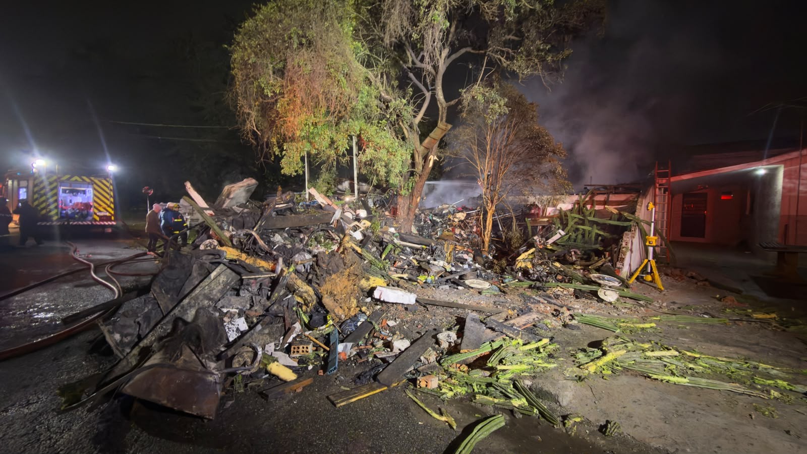 Idoso é encontrado morto embaixo de três metros de entulhos após casa ser destruída por incêndio, em Curitiba